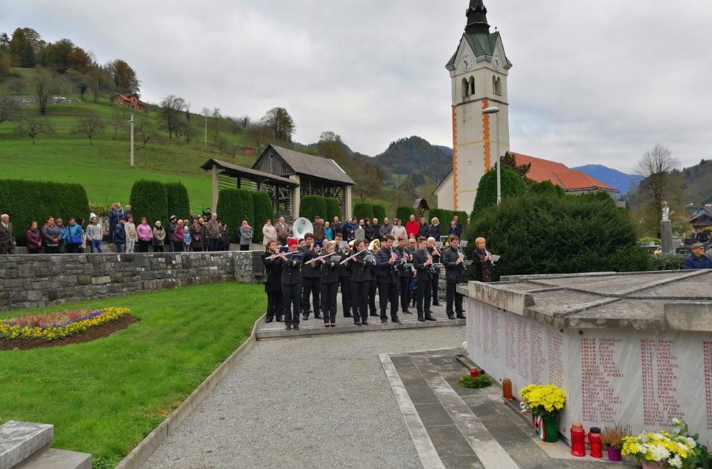 ČLANI GOVORNO-RECITACIJSKEGA KROŽKA Z RECITALOM ČUTNO NA KOMEMORACIJI V CERKNEM