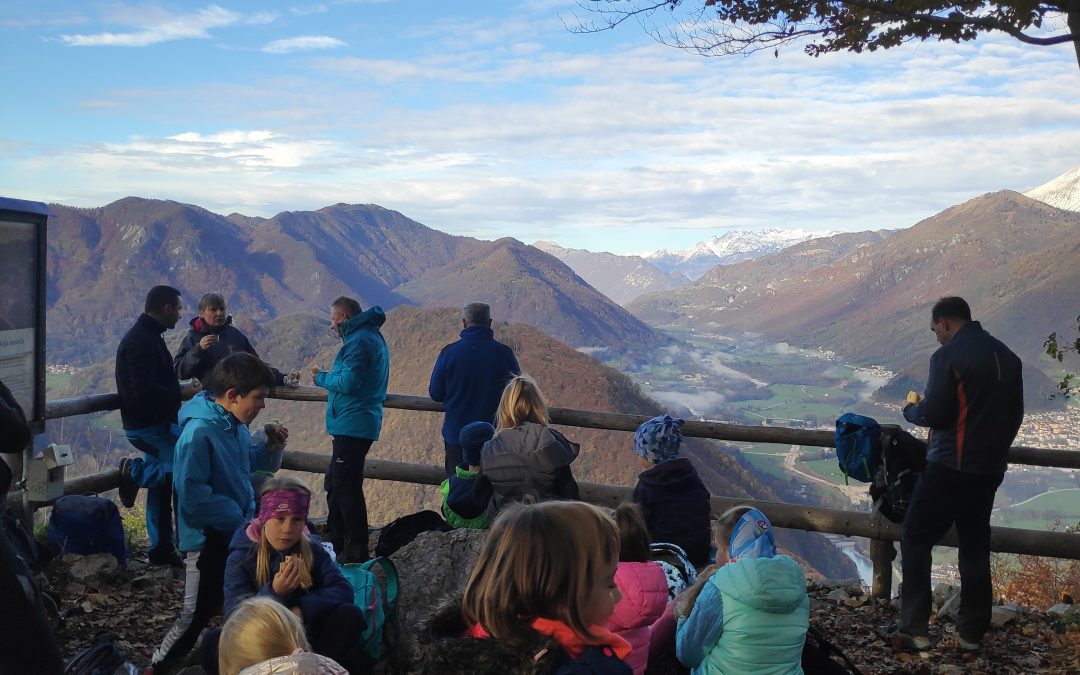 Prijateljsko druženje planincev OŠ Cerkno in OŠ Most na Soči na razgledišču Senica