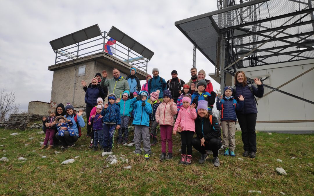 Črvov vrh- vrtčevski in šolski planinci skupaj na pohodu